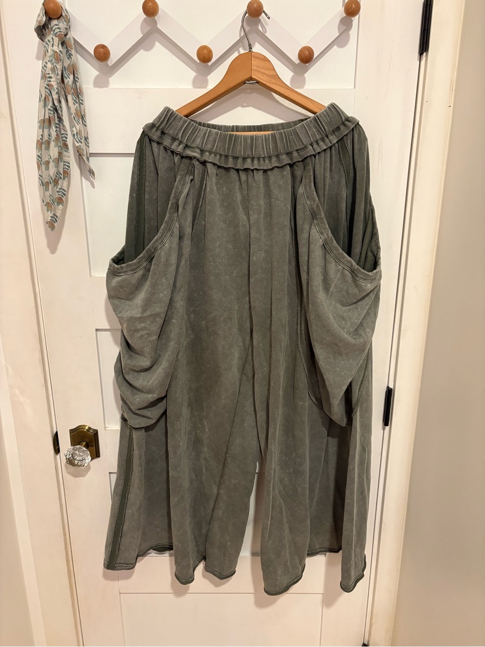 NWOT Wide-Leg Acid Wash Sweatpants Pants in Olive Green